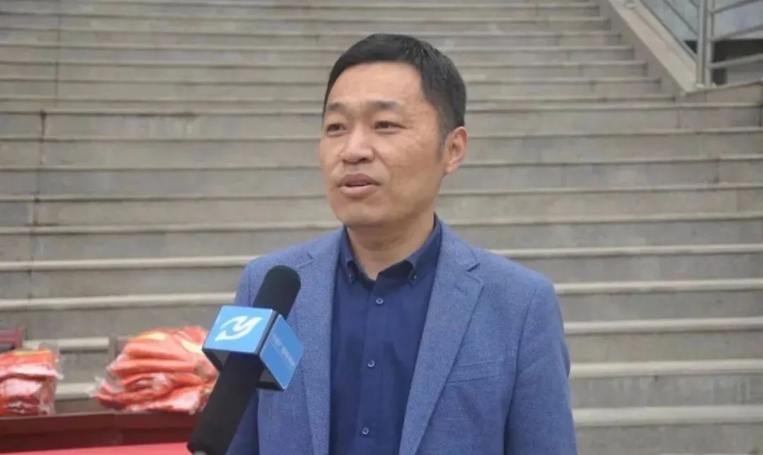 愛心傳遞 溫情捐贈—長田實業(yè)向環(huán)衛(wèi)工人捐贈環(huán)衛(wèi)服裝1200余套