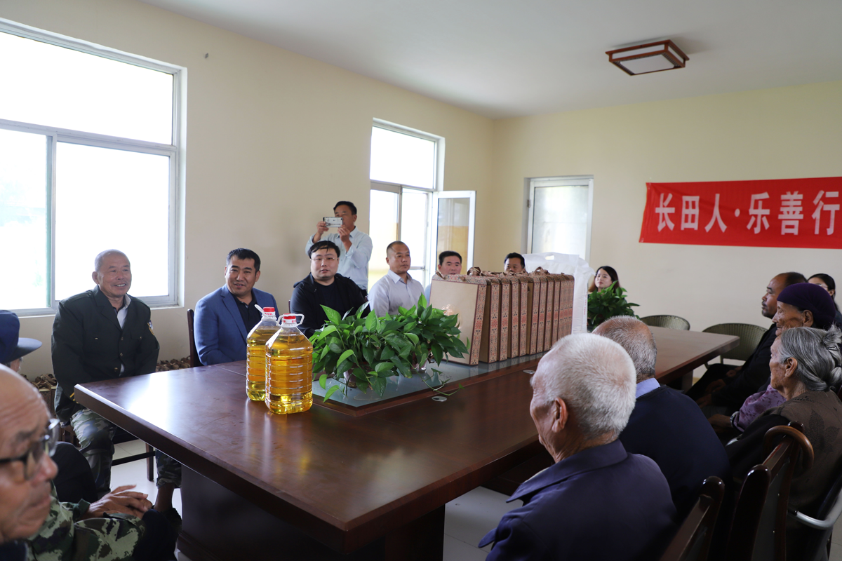 慰問孤寡老人 傳遞濃濃溫情 ——長田實(shí)業(yè)董事長張勇為濟(jì)陽街道敬老院老人送去中秋祝福 慰問孤寡老人 傳遞濃濃溫情 ——長田實(shí)業(yè)董事長張勇為濟(jì)陽街道敬老院老人送去中秋祝福
