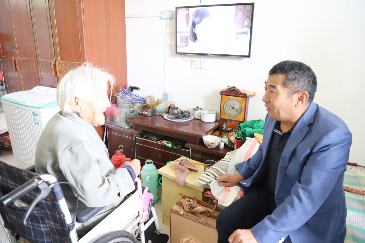 慰問孤寡老人 傳遞濃濃溫情 ——長田實(shí)業(yè)董事長張勇為濟(jì)陽街道敬老院老人送去中秋祝福 慰問孤寡老人 傳遞濃濃溫情 ——長田實(shí)業(yè)董事長張勇為濟(jì)陽街道敬老院老人送去中秋祝福