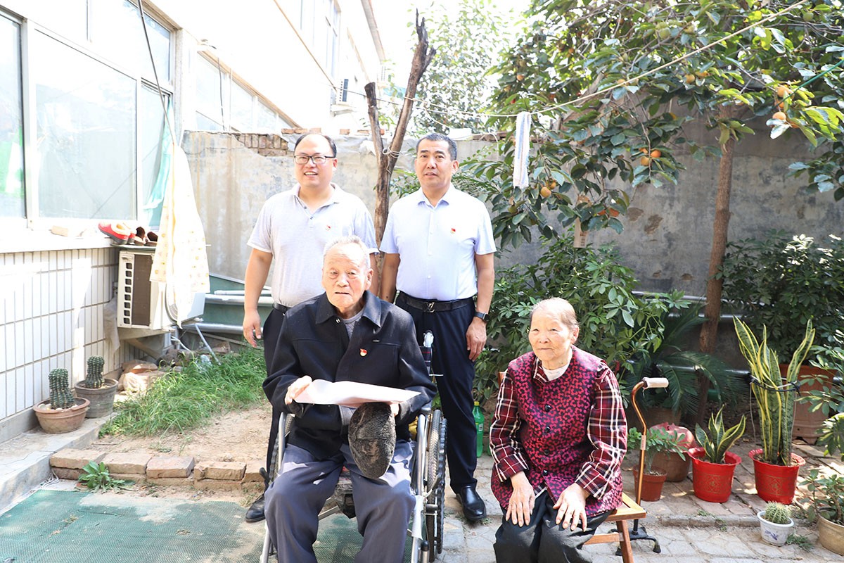 長(zhǎng)田實(shí)業(yè)黨支部書記張勇為老黨員佩戴黨徽 為老人送去祝福 長(zhǎng)田實(shí)業(yè)黨支部書記張勇為老黨員佩戴黨徽 為老人送去祝福