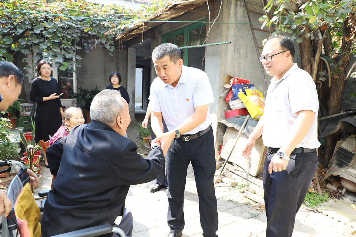 長(zhǎng)田實(shí)業(yè)黨支部書記張勇為老黨員佩戴黨徽 為老人送去祝福 長(zhǎng)田實(shí)業(yè)黨支部書記張勇為老黨員佩戴黨徽 為老人送去祝福