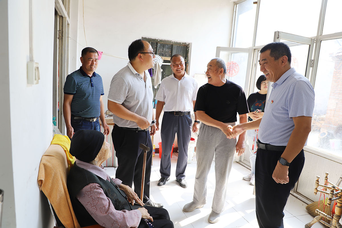 長(zhǎng)田實(shí)業(yè)黨支部書記張勇為老黨員佩戴黨徽 為老人送去祝福 長(zhǎng)田實(shí)業(yè)黨支部書記張勇為老黨員佩戴黨徽 為老人送去祝福