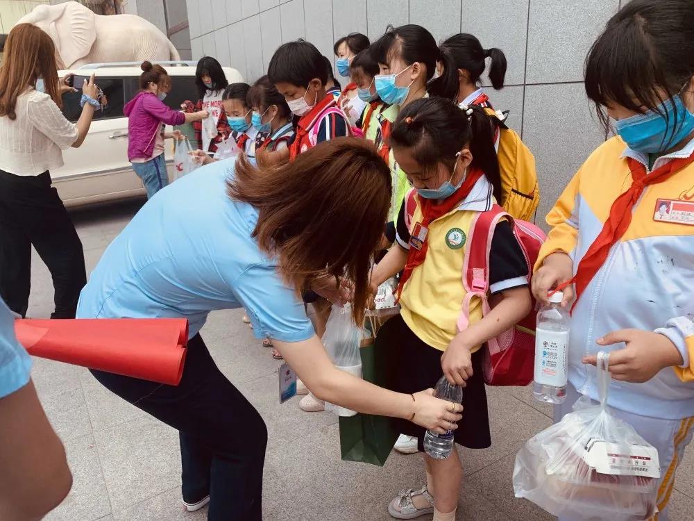 大手牽小手 溫情暖童心 —華百廣場攜手區(qū)婦聯(lián)、肯德基開展六一兒童節(jié)獻愛心活動