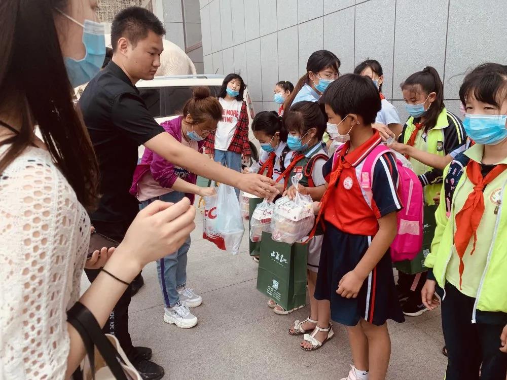 大手牽小手 溫情暖童心 —華百廣場攜手區(qū)婦聯(lián)、肯德基開展六一兒童節(jié)獻愛心活動